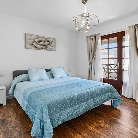Holiday home Casa Lily En Playa Honda De Lanzarote, Duplex Con Terraza A 300 M De La Playa