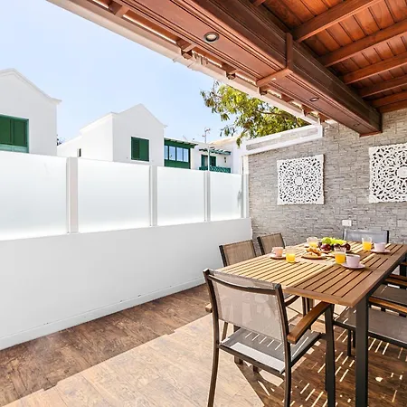 Casa Lily En Playa Honda De Lanzarote, Duplex Con Terraza A 300 M De La Playa Holiday home Playa Honda (Lanzarote)